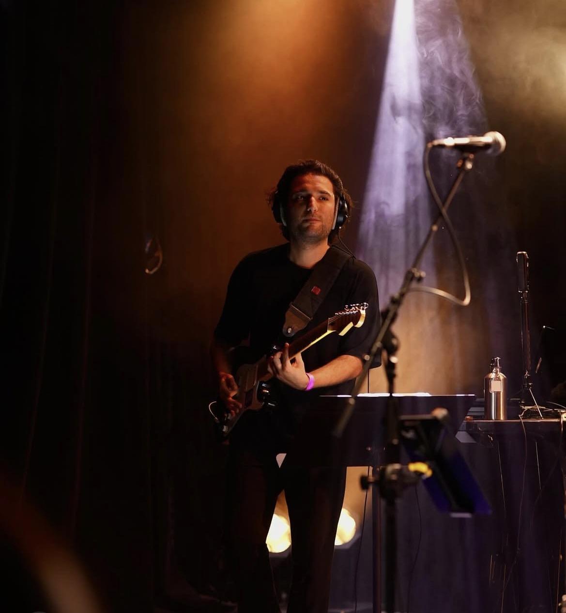 Erkan Zeki Ar live under spotlight